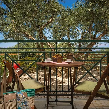 Keri Pavezzo Apartmán Marathiás