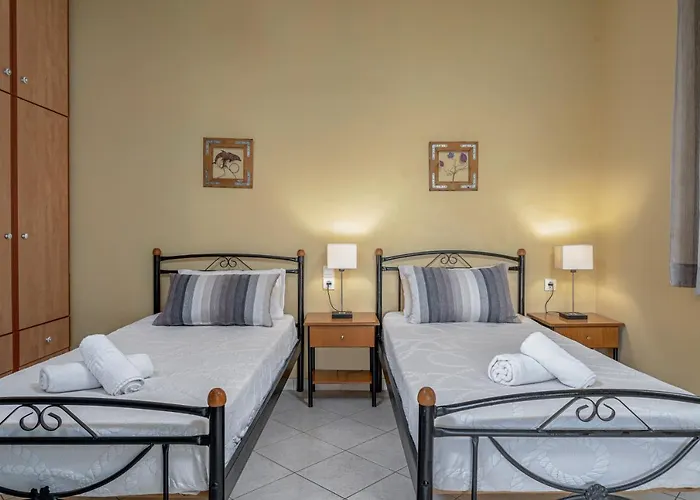 Keri Pavezzo * Marathiás