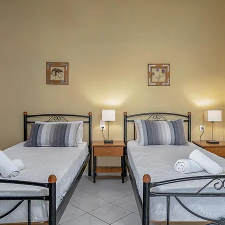 Keri Pavezzo * Marathiás