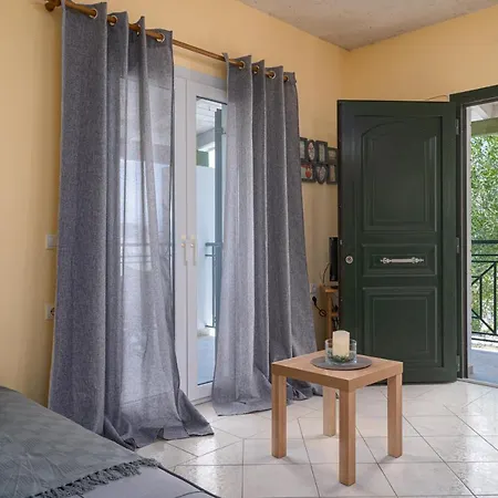 Keri Pavezzo * Marathiás